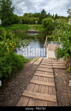 Il molo del traghetto Hampton Loade Reaction Ferry sulle rive del fiume Severn, Shropshire, Inghilterra Foto Stock