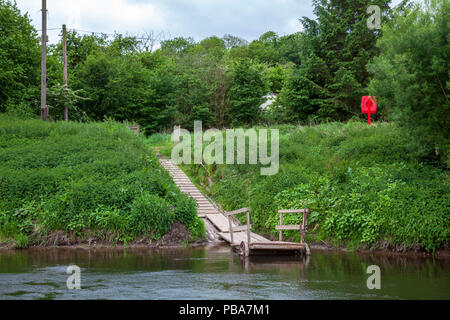 Il molo del traghetto Hampton Loade Reaction Ferry sulle rive del fiume Severn, Shropshire, Inghilterra Foto Stock