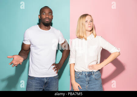 Bella donna e uomo afro cercando sorpresa Foto Stock