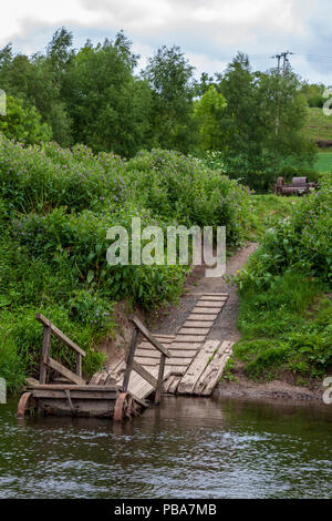 Il molo del traghetto Hampton Loade Reaction Ferry sulle rive del fiume Severn, Shropshire, Inghilterra Foto Stock