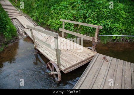 Il molo del traghetto Hampton Loade Reaction Ferry sulle rive del fiume Severn, Shropshire, Inghilterra Foto Stock