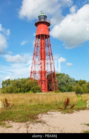 Red ghisa faro sulla spiaggia Foto Stock