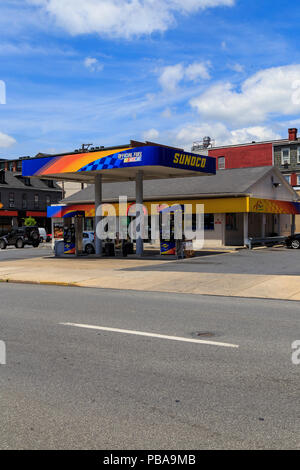 Lancaster, PA, Stati Uniti d'America - 25 Giugno 2018: Un Sunoco A-Plus minimarket nel centro di Lancaster, PA offre gas, limitata negozi di generi alimentari e prodotti fast food. Foto Stock