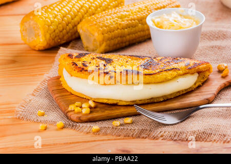 Cachapa con formaggio tipico piatto venezuelano fatta con mais, formaggio e burro Foto Stock