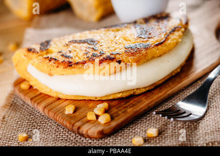 Cachapa con formaggio tipico piatto venezuelano fatta con mais, formaggio e burro Foto Stock