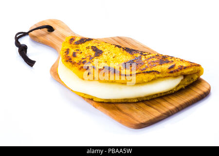 Cachapa con formaggio, tipica cucina Venezuelana fatto di terra di mais e formaggio bianco, sfondo bianco Foto Stock