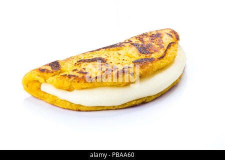 Cachapa con formaggio, tipica cucina Venezuelana fatto di terra di mais e formaggio bianco, sfondo bianco Foto Stock