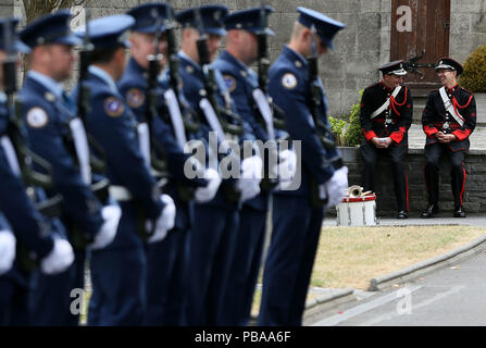 I membri della banda militare davanti alla cerimonia di inaugurazione di una Victoria Croce di pietra nel cimitero di Glasnevin Dublin, dedicato al grande Edward &Ograve;Mick&Oacute; Mannock V.C. Foto Stock