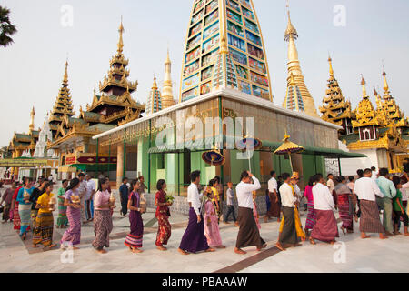 Persone durante una celebrazione buddista, Shwedagon pagoda Yangon, Myanmar, Asia Foto Stock