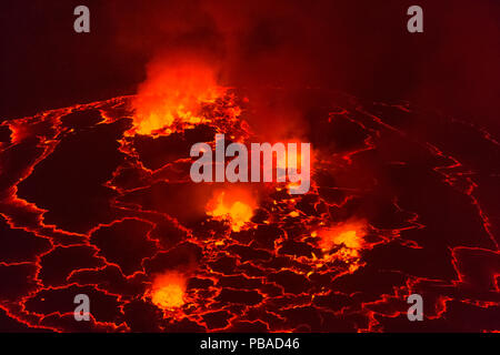 Il lago di lava di notte nel cratere del vulcano Nyiragongo, il Parco nazionale di Virunga, Provincia del Nord Kivu, nella Repubblica democratica del Congo. Settembre 2015. Foto Stock