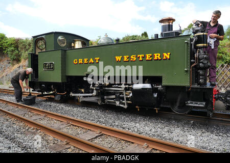 Great Western Railway Prairie classe 1213. Realizzato nel 1923. Manutenzione è fatto per il 1213 al Ponte del Diavolo stazione ferroviaria, Wales, Regno Unito. Il 26 luglio 201 Foto Stock