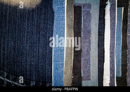 Abstract differenti jeans strappati strisce sullo sfondo di texture. Jeans texture. Jeans rigato sfondo. Jeans Denim texture. Foto Stock