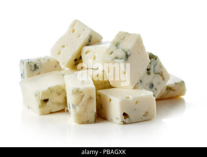 Formaggio blu di cubetti isolati su sfondo bianco Foto Stock