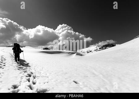 Due escursionisti sull altopiano innevato. La Turchia, centrale sui monti Taurus, Aladaglar (Anti-Taurus), plateau Edigel (Yedi Goller). Ampio angolo di visione. In bianco e nero Foto Stock