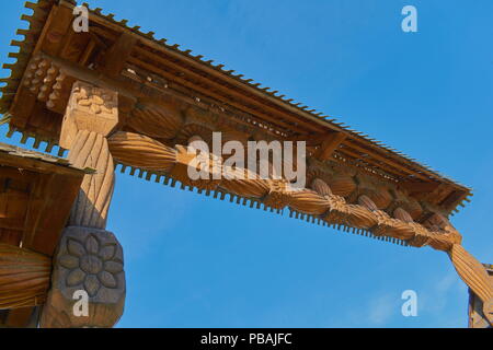 Rumeno tradizionale porta di legno Foto Stock