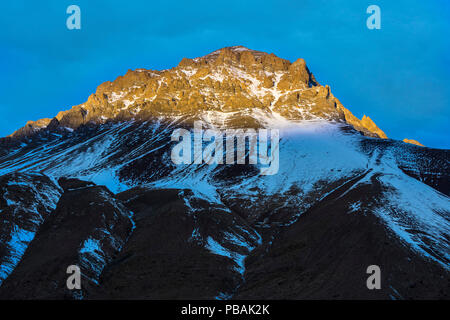 Tramonto alle montagne delle Ande all'interno di centro Cile a Cajon del Maipo, Santiago de Chile, incredibili vedute di vette e ghiacciai Foto Stock