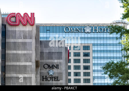 Atlanta, Stati Uniti d'America - 20 Aprile 2018: CNN Center World Headquarters e Omni Hotel edifici nel centro della città con i segni Foto Stock