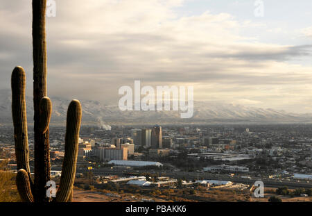 La neve copre montagne Santa Catalina a nord di Tucson, Arizona, USA, nel deserto di Sonora, come si vede da una montagna. Foto Stock