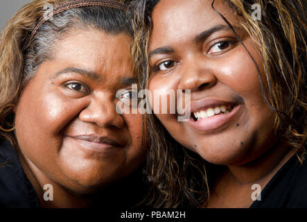 La madre, 56, e la figlia, 21, Tucson, Arizona, Stati Uniti. Foto Stock