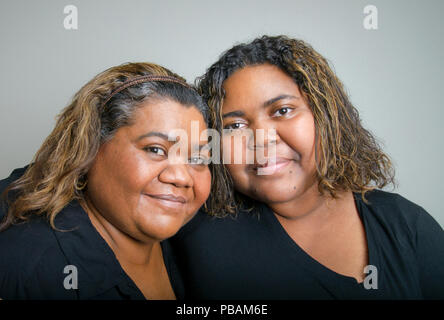 La madre, 56, e la figlia, 21, Tucson, Arizona, Stati Uniti. Foto Stock