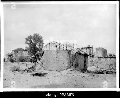 . Inglese: la rovina del orchardist's house presso la missione di San Antonio de padova, ca.1904 Fotografia della rovina del orchardist's house presso la missione di San Antonio de padova, ca.1904. La porzione sinistra di casa è crollato quasi interamente. Esso ha un tetto di tegole come fare le rovine di alcuni degli altri edifici in background. Un albero è a sinistra della casa. Spazzola Scrub è la vegetazione predominante. Chiamare il numero: CHS-1829 Fotografo: Pierce, C.C. (Charles C.), 1861-1946 Filename: CHS-1829 La copertura data: circa 1904 parte della collezione: California Historical Society raccolta, formato 1860-1960: vetro plat Foto Stock