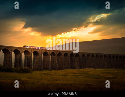 Treno Diesel andando oltre il viadotto Ribblehead. Foto Stock