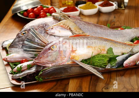 Assortimento di pesce crudo su piastra Foto Stock