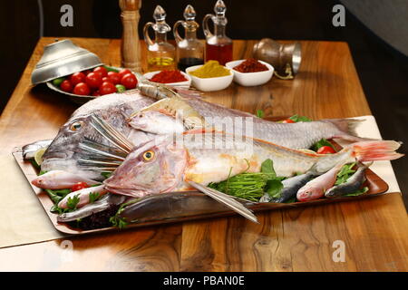 Assortimento di pesce crudo su piastra Foto Stock