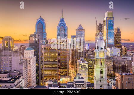 Philadelphia, Pennsylvania, USA skyline al centro città durante il crepuscolo. Foto Stock