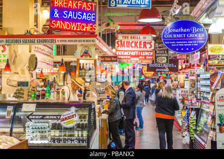 PHILADELPHIA, Pennsylvania - Novembre 18, 2016: i fornitori e i clienti in Reading Terminal Market. Il mercato storico è una popolare attrazione per culi Foto Stock