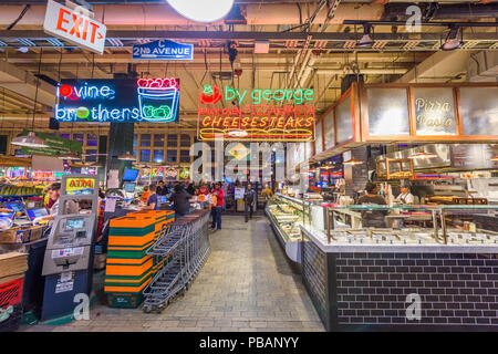 PHILADELPHIA, Pennsylvania - Novembre 18, 2016: i fornitori e i clienti in Reading Terminal Market. Il mercato storico è una popolare attrazione per culi Foto Stock