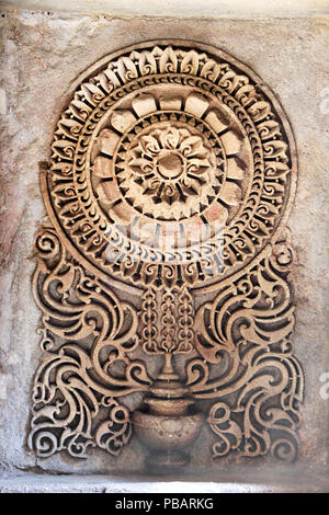 Splendidamente inciso pattern geometrico in malta in fase Adalaj ben in Ahmedabad, Gujarath, India, Asia Foto Stock