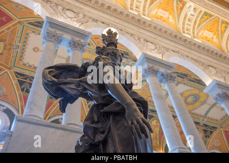 Classica in bronzo figura contiene un "fiaccola della conoscenza" nella grande hall del Thomas Jefferson edificio della Biblioteca del Congresso a Washington DC. T Foto Stock