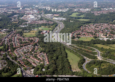 Vista aerea di svincolo 25 dell'autostrada M60 a Stockport, Manchester, Regno Unito Foto Stock