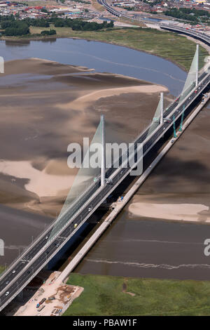 Vista aerea del Gateway Mersey River Bridge crossing a Runcorn, Luglio 2018 Foto Stock