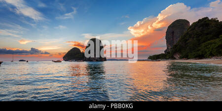 Viaggi popolari tropical roccia carsica ideale per arrampicate Phra Nang Cave Beach in sunset, provincia di Krabi, Thailandia Foto Stock