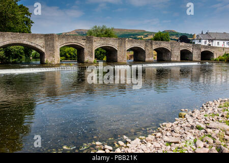 Il ponte che attraversa il fiume Usk a Crickhowell, POWYS, GALLES Foto Stock