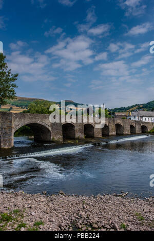 Il ponte che attraversa il fiume Usk a Crickhowell, POWYS, GALLES Foto Stock