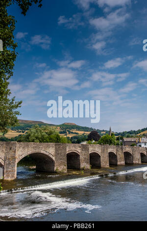 Il ponte che attraversa il fiume Usk a Crickhowell, POWYS, GALLES Foto Stock