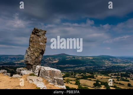 Il solitario pastore a Disgwylfa cava, con pan di zucchero nella distanza, vicino a Crickhowell, POWYS, GALLES Foto Stock