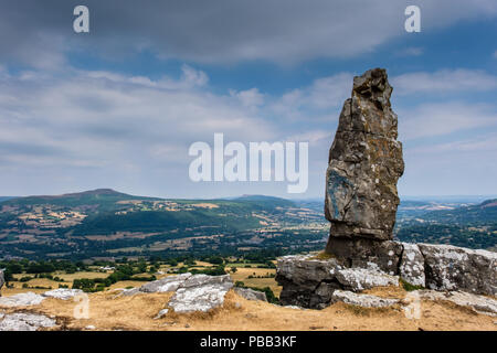 Il solitario pastore a Disgwylfa cava, con pan di zucchero nella distanza, vicino a Crickhowell, POWYS, GALLES Foto Stock