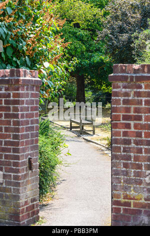 Churchill giardini di Southend on Sea, Essex, Regno Unito. Appartato e tranquillo giardino ornamentali con stream e cascata. Paesaggio da Ian WALKER Foto Stock