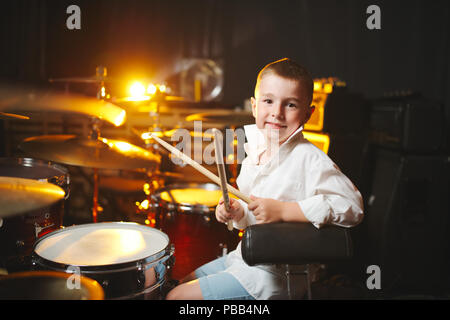 Little Boy suona la batteria in studio di registrazione Foto Stock