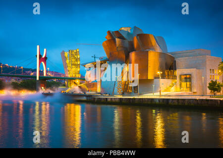 Bilbao cityscape, vista di notte attraverso il fiume verso il illuminato il Museo Guggenheim e il Puente de la Salve nel centro di Bilbao, Spagna. Foto Stock