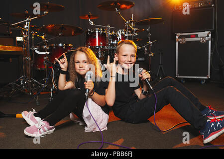 Piccolo Ragazzo e ragazza a cantare in studio di registrazione Foto Stock