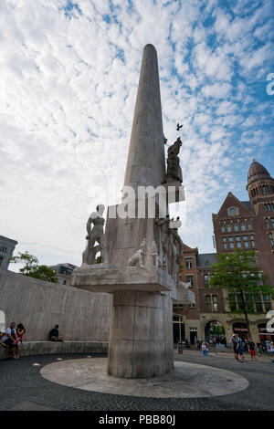 La Piazza Dam, il Monumento Nazionale e la Royal Palace Amsterdam Foto Stock