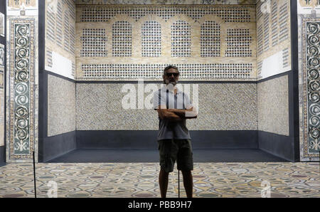 Uomo in posa di fronte di stile arabo interno Foto Stock