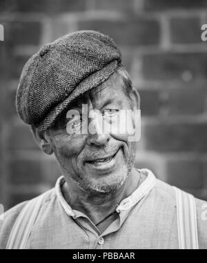 Chiudi, ritratto monocromatico di isolato re-enattore maschile in ruolo di lavoratore della strada in tempo di guerra al Black Country Museum 1940's Event, Regno Unito. Foto Stock