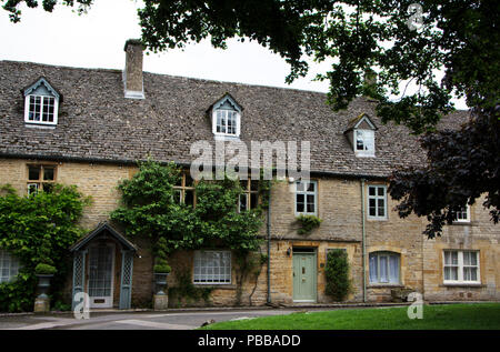 GLOUCESTERSHIRE; STOW ON THE WOLD; case a schiera sul verde Foto Stock