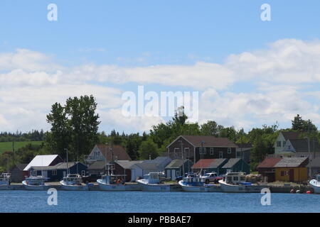 Vista delle barche da pesca e del porto al nord Rustico, una popolare destinazione turistica nei mesi estivi; Prince Edward Island, Canada Foto Stock